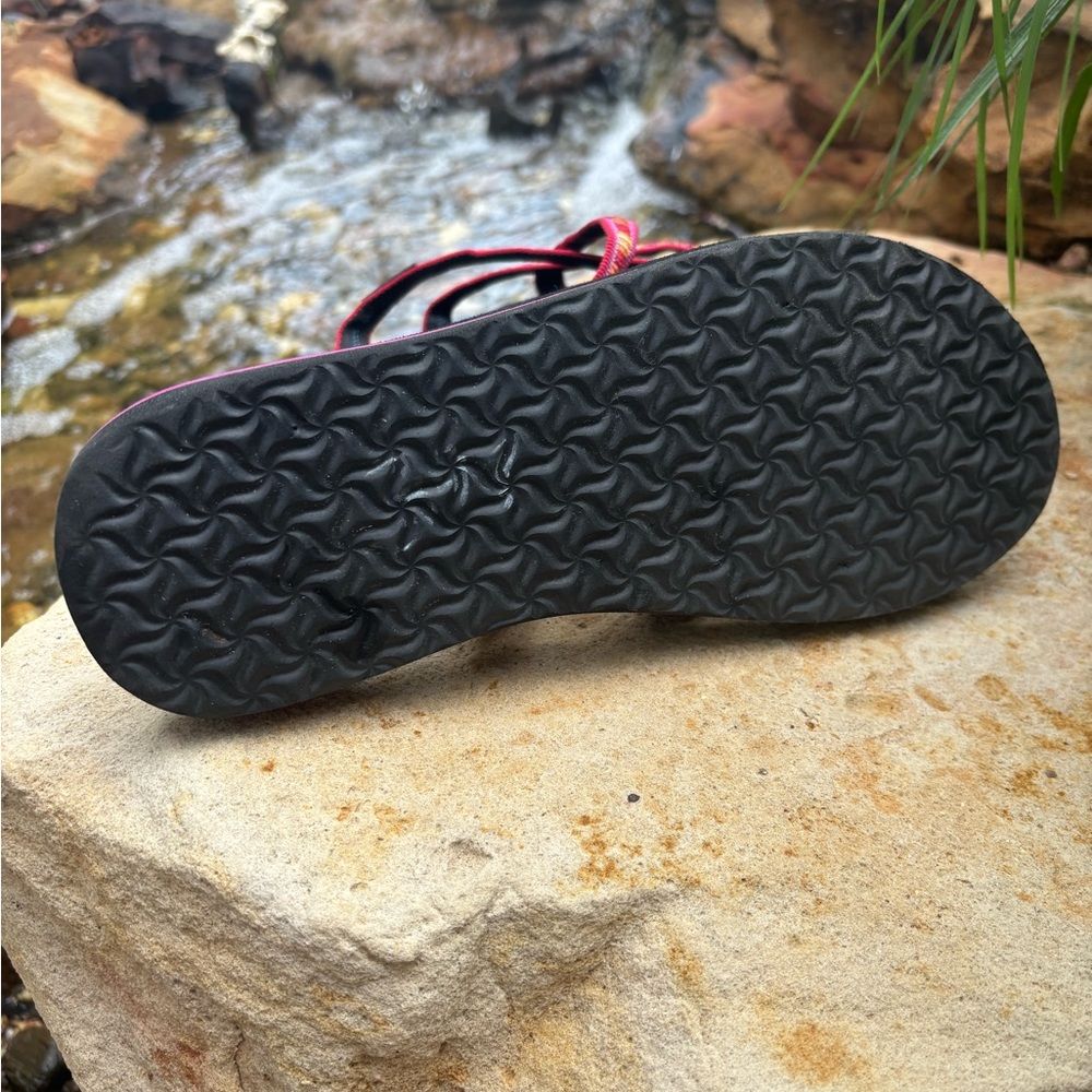 NWOT Teva size 7 black soles arch support 3 woven pink red orange shimmer strap - Picture 4 of 4